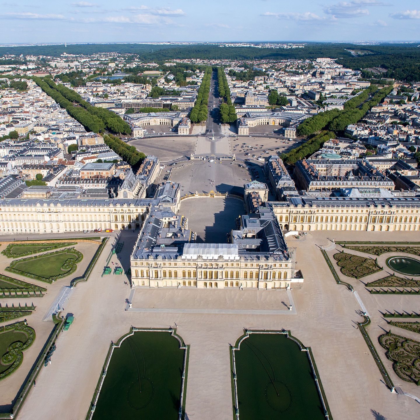Image from https://en.wikipedia.org/wiki/Palace_of_Versailles#/media/File:Vue_a%C3%A9rienne_du_domaine_de_Versailles_par_ToucanWings_-_Creative_Commons_By_Sa_3.0_-_073.jpg
