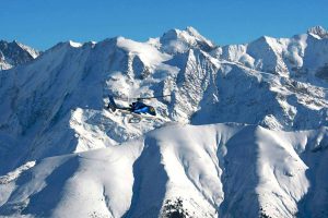 Courchevel-Helicopters_Sightseeing-tourist-flight-from-Courchevel-helicopters-over-the-mountains